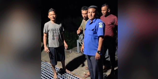 Petugas membersihkan sedimen di bendungan karet intake WTP Pasi Lamgarot