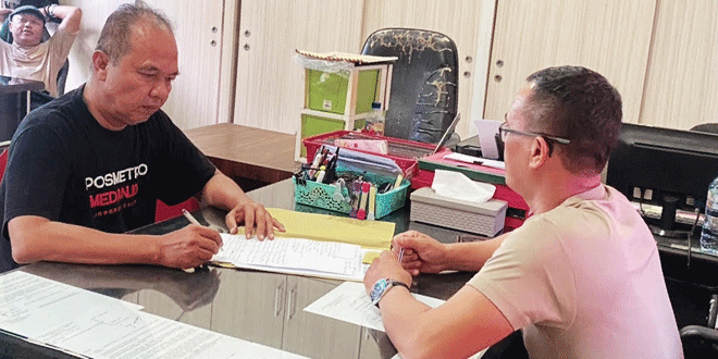 Wartawan berkumpul di kantin DPRD Kota Binjai saat peliputan