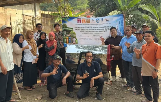 Tim UMN dan warga Bank Sampah IRMAS memamerkan arang hasil pengolahan residu di Desa Pete