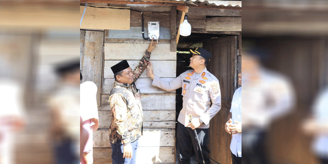 Kapolres dan Wakil Bupati simbolis menyalakan meteran listrik gratis di Gang Pendidikan Rantauprapat