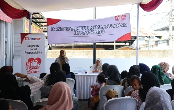 Suasana edukasi pemantauan tumbuh kembang anak di Alfamidi Pelabuhan 2 Sukabumi
