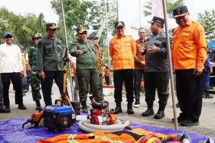 Relawan dan aparat saat apel kesiapsiagaan karhutla di Sengon Hill, Ngawi