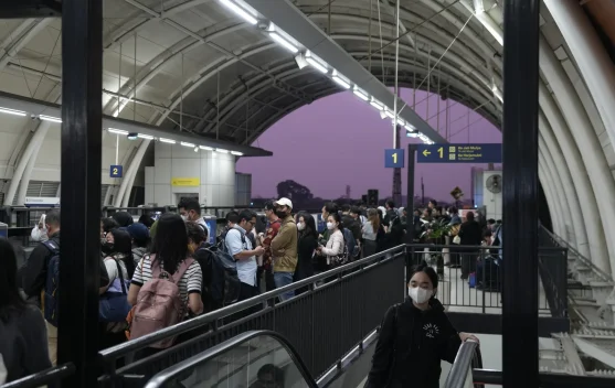 Kereta LRT Jabodebek berhenti di Stasiun Dukuh Atas pada malam hari