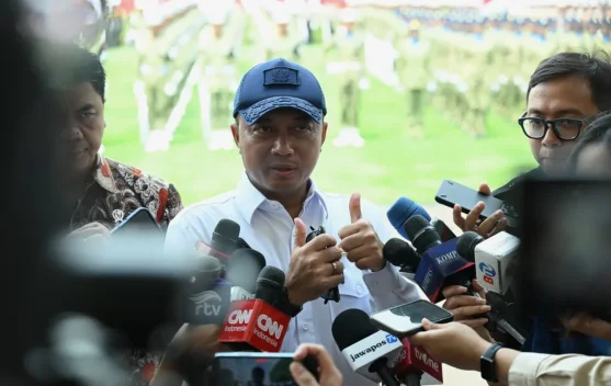Kerumunan warga di depan Istana Merdeka saat upacara kemerdekaan