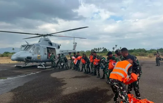 Helikopter Bell-412 TNI AL mengangkut logistik bantuan untuk korban gempa di NTT