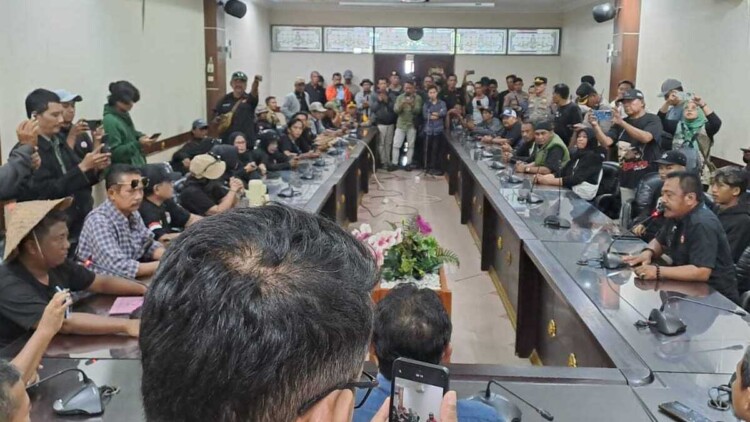 Aksi penolakan rencana pinjaman Rp786 miliar di DPRD Jember