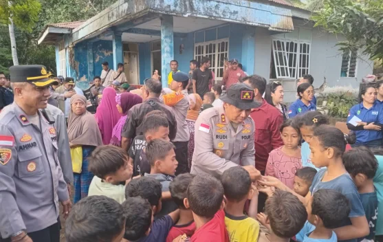 Anak-anak mengikuti sesi trauma healing di pos pengungsian Lokoboko, Ende