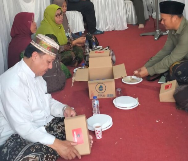 Relawan Posko Baguna PDI Perjuangan melayani pemeriksaan kesehatan untuk muktamirin di Muktamar NU Jombang