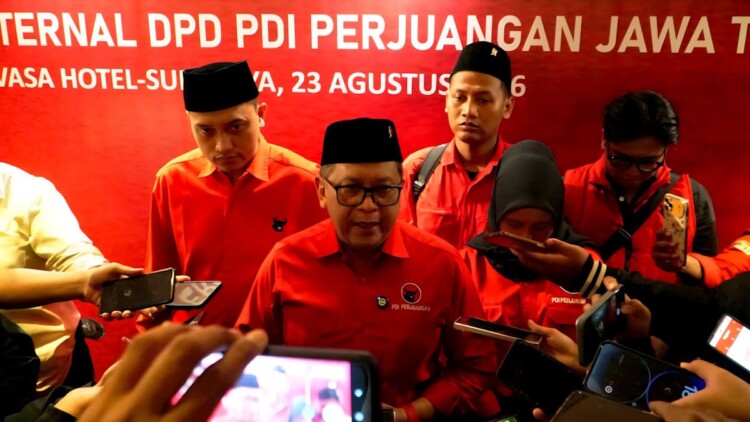 Hasto Kristiyanto menyampaikan pesan Megawati saat konsolidasi PDI Perjuangan Jawa Timur di Surabaya