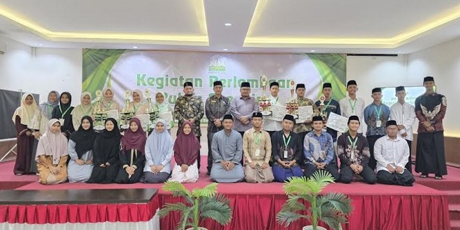 Santri Aceh Besar menerima penghargaan lomba public speaking di Hotel Madinatuz Zahra