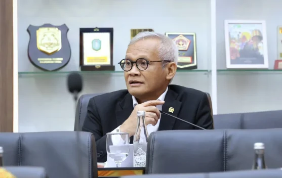 Anggota Baleg Aria Bima membahas RUU air minum dan sanitasi di Kompleks Parlemen