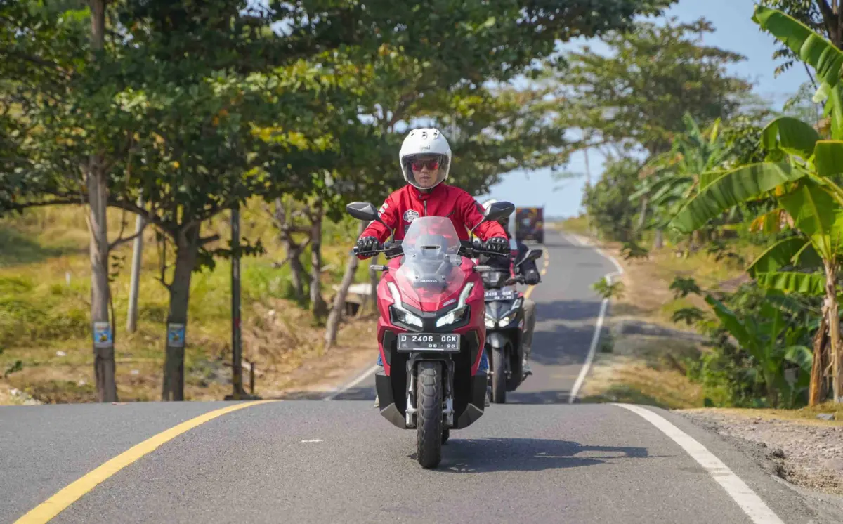 Pengendara motor berangkat pagi untuk menerapkan manajemen waktu dan keselamatan berkendara