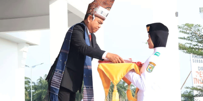 Bupati Sergai mengenakan busana adat Simalungun saat upacara HUT RI ke-81 di Alun-alun Sei Rampah