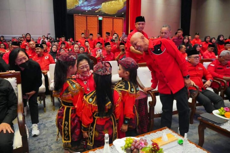 Anak penari Tari Remo memberi buket bunga kepada Megawati di acara konsolidasi PDI Perjuangan di Surabaya