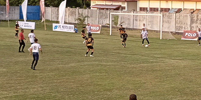 Pertandingan PT SBA FC Lhoknga vs DPRK Aceh Besar di Lapangan Mini Carlos Lhoknga