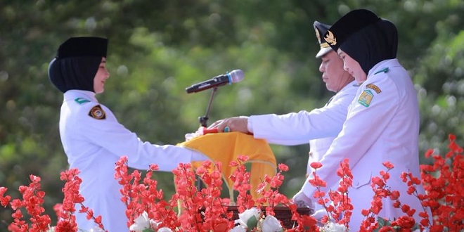 Cut Nadhifa Alisha membawa baki bendera Merah Putih saat upacara HUT ke-81 RI di Kota Jantho