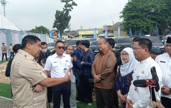 Petugas meninjau rumah kumuh di Manggarai saat program bedah rumah