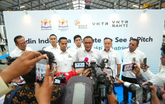 Menteri Lingkungan Hidup meninjau fasilitas produksi kendaraan listrik di pabrik PT VKTR Sakti Industries Magelang