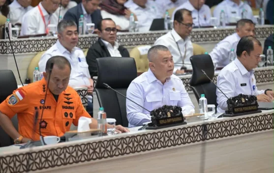 Menteri Perhubungan menyampaikan pernyataan saat rapat evaluasi keselamatan pelayaran