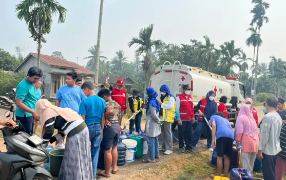 Truk tangki dan personel menyalurkan air bersih untuk warga terdampak kekeringan di Kalimantan