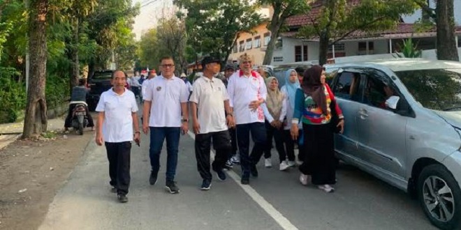Peserta jalan sehat SMA Negeri 7 Medan berbaris di depan gerbang sekolah