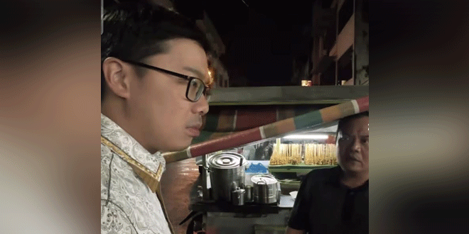 Agus Setiawan berbicara dengan pedagang kaki lima di Jalan Semarang
