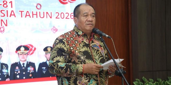 Bupati Asahan menyerahkan cinderamata kepada anggota Paskibraka pada malam resepsi HUT ke-81