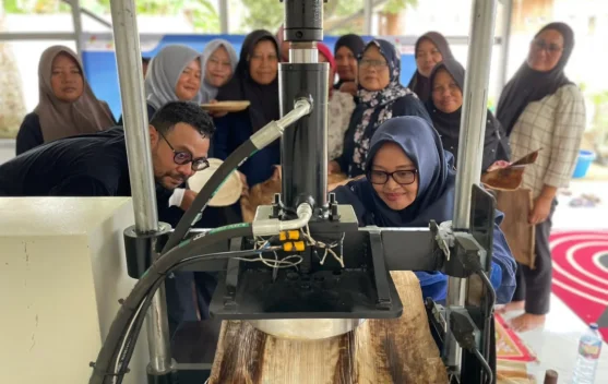 Perempuan KWT Melati mengolah pinang di Desa Sukakarya untuk produk lokal