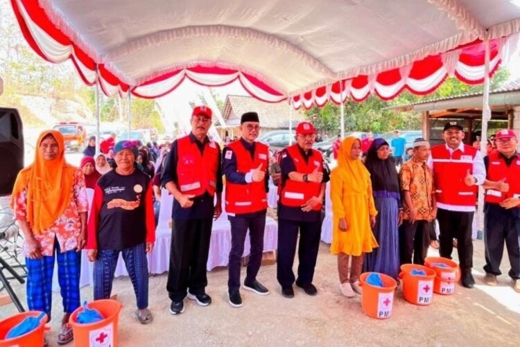 Truk pengantar air bersih di desa terdampak kekeringan di Ngawi
