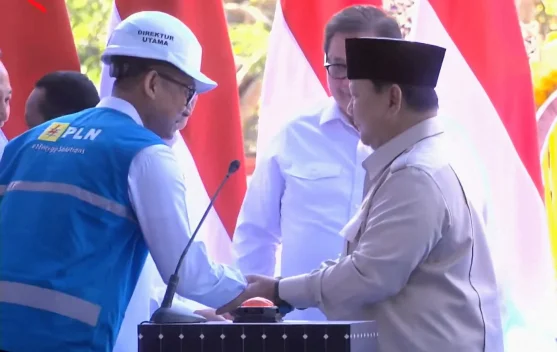 Panel surya dan instalasi BESS sebagai bagian dari program PLTS 100 GWp