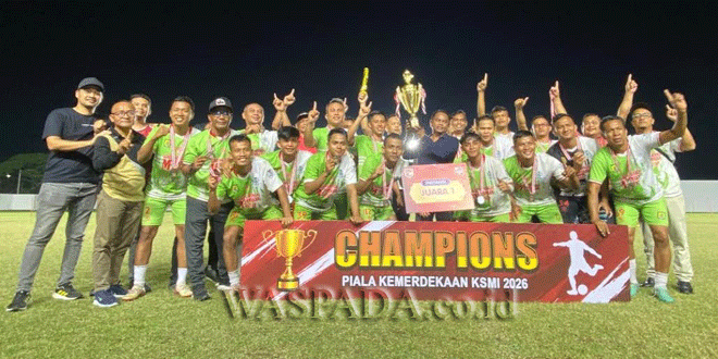 Pemain Korpri Dambaan FC merayakan gelar juara Piala Gubernur Sumut di Stadion Mini Pancing