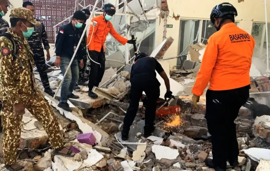 Ilustrasi dampak gempa di Nusa Tenggara Timur dan evakuasi warga