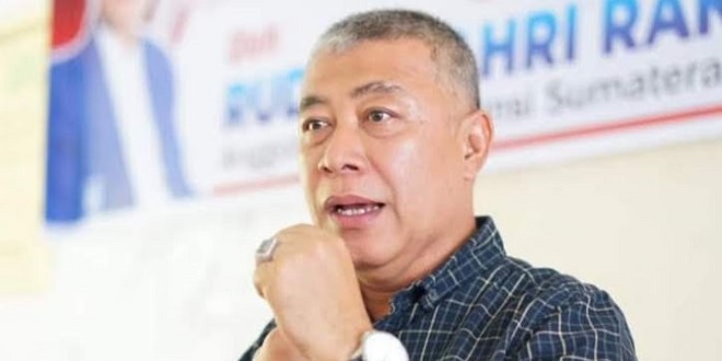Ilustrasi gudang Bulog dengan tumpukan karung beras dan palet minyak goreng