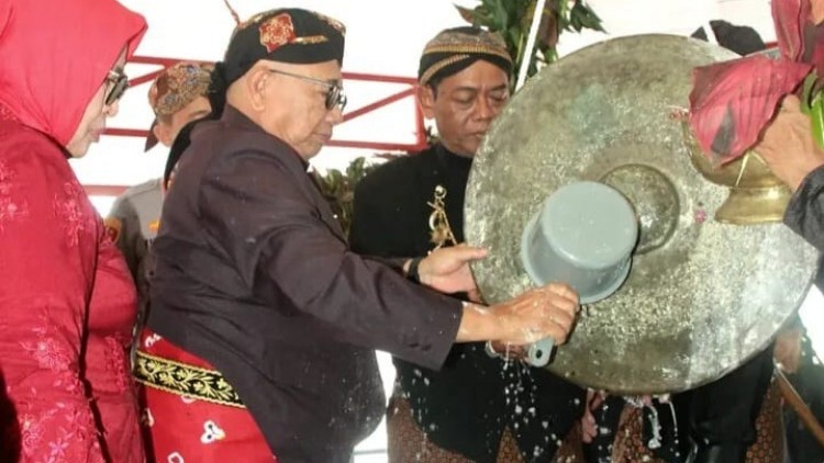 Warga menyaksikan Siraman Gong Kyai Pradah di Alun-Alun Lodoyo, Blitar