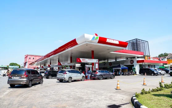 SPBU Pertamina dengan logo dan dispenser BBM