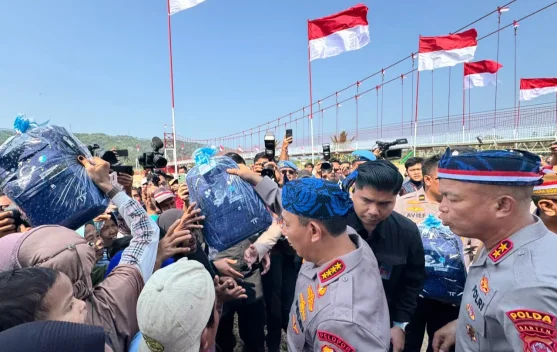 Kapolri meresmikan Jembatan Merah Putih Presisi yang menghubungkan desa-desa dan memperkuat sinergi TNI-Polri