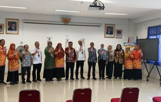 Siswa SMKN 64 Cipayung mengikuti pemeriksaan kesehatan CKG di sekolah