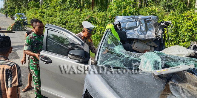 Kondisi kendaraan setelah kecelakaan Innova menabrak Fuso di Bakongan Timur