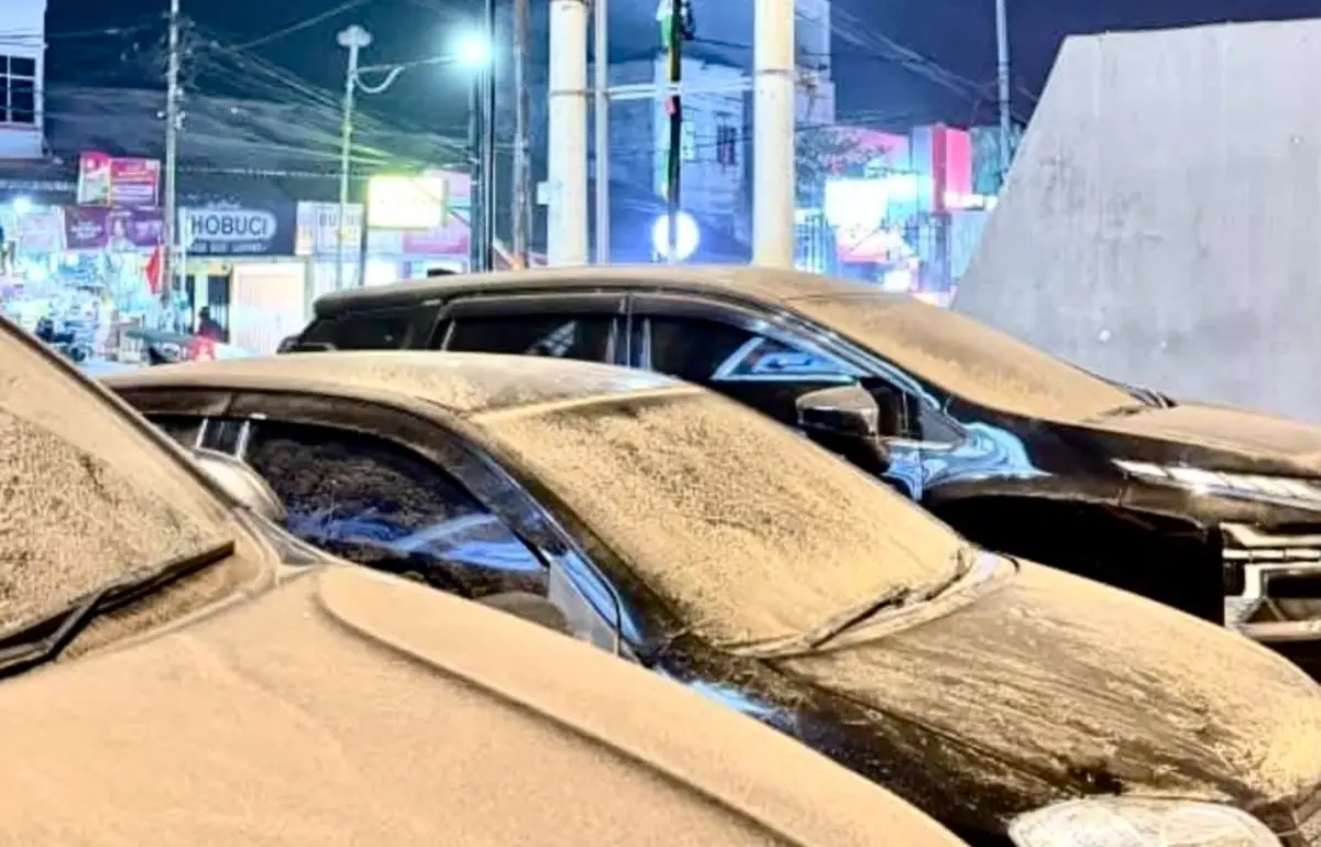 Mobil dengan AC menyala di tengah kabut abu vulkanik
