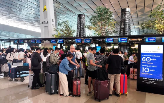 Penumpang dan koper di area keberangkatan internasional Terminal 3 Soekarno-Hatta