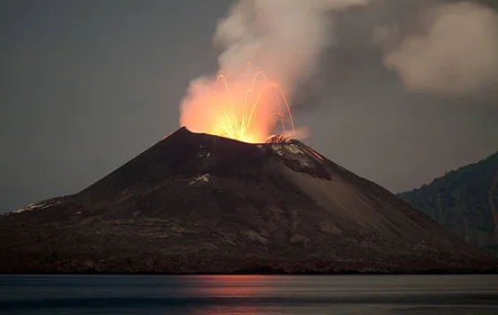 Kolom abu Gunung Anak Krakatau menjulang dan menyebar di udara