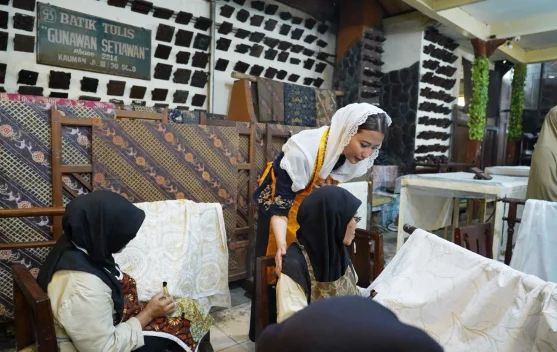 UMKM batik Surakarta menyiapkan produk untuk Trade Expo Indonesia 2026