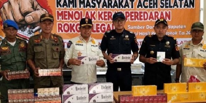 Petugas Bea Cukai memeriksa sejumlah bungkus rokok ilegal yang disita di Aceh Selatan