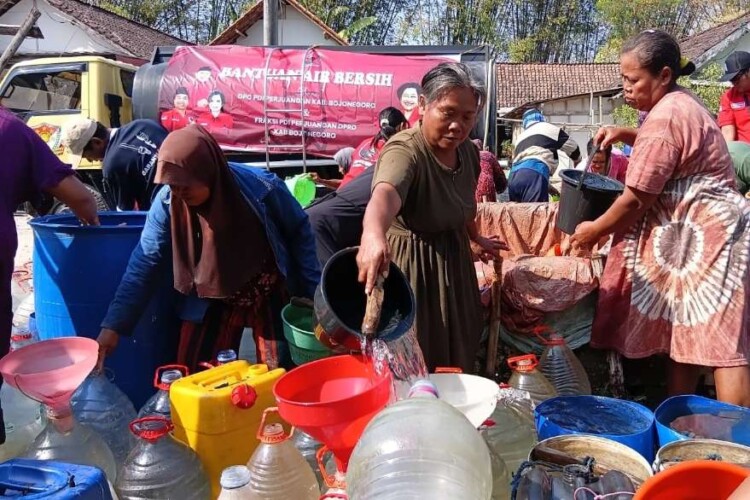 Distribusi bantuan air bersih di Bojonegoro, warga menerima pasokan tandon air