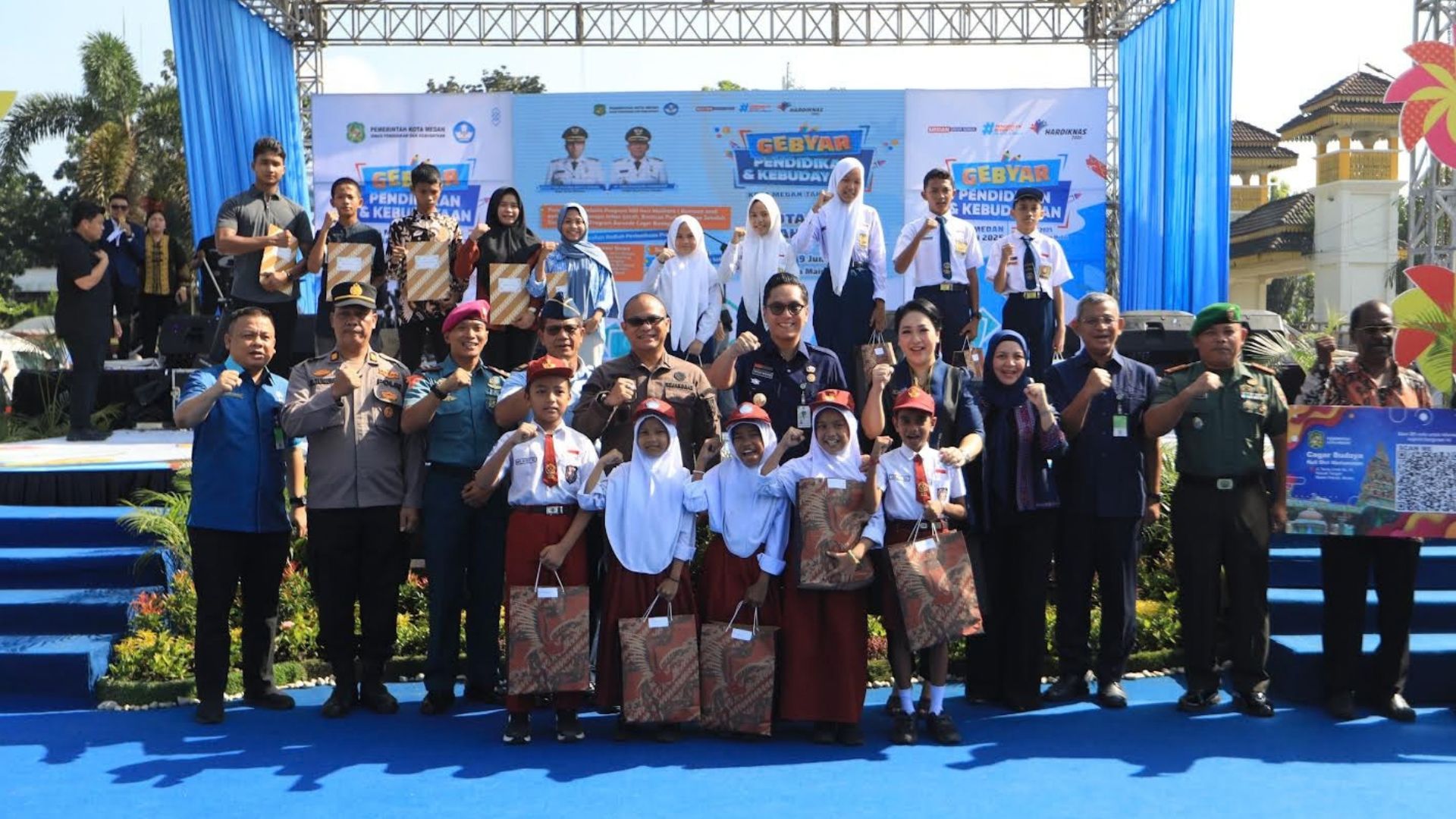 Ilustrasi siswa menerima ijazah setelah bantuan tebus ijazah Pemko Medan