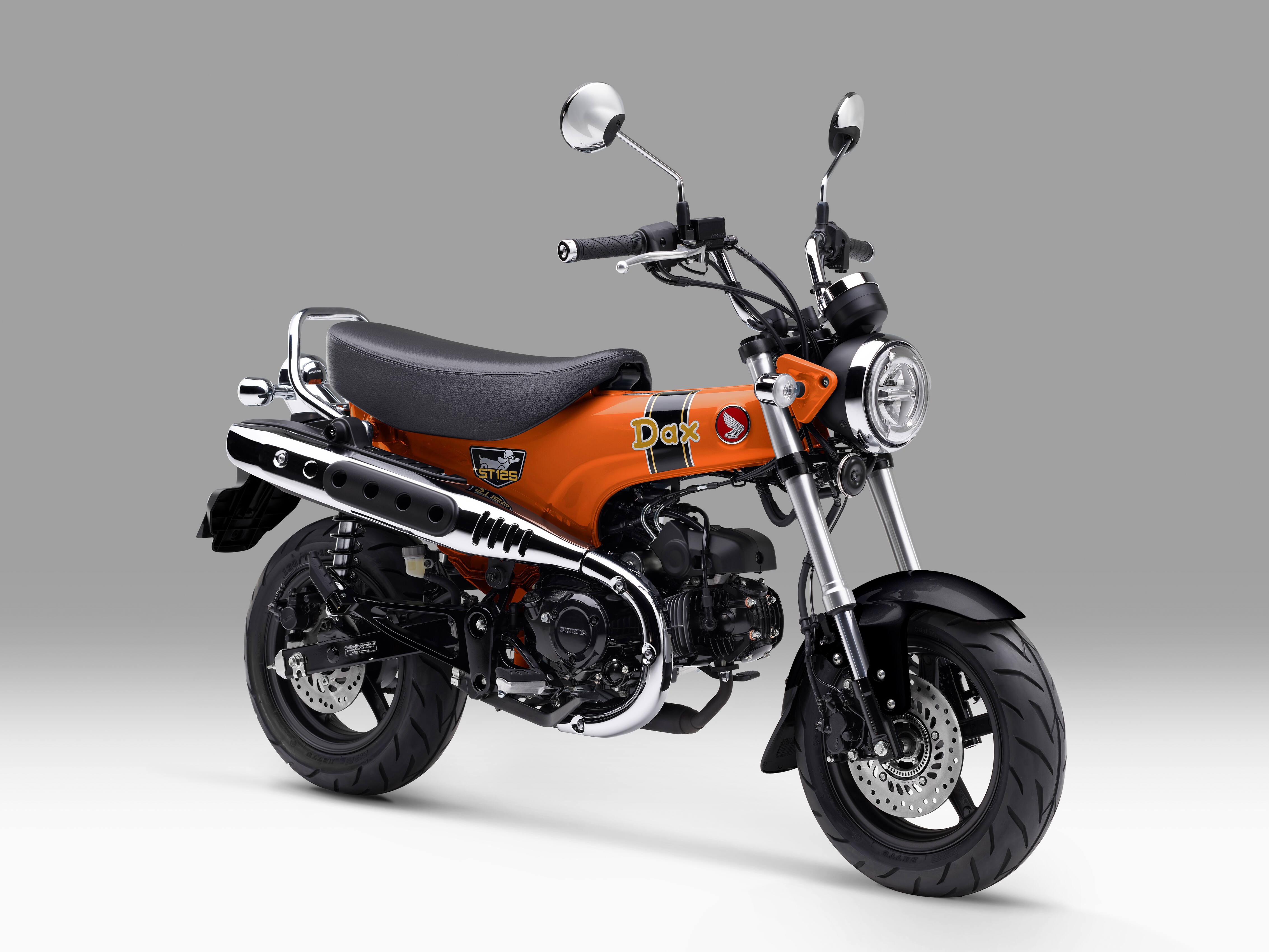 Honda ST125 Dax warna Candy Energy Orange dan Pearl Shining Black dengan aksen krom