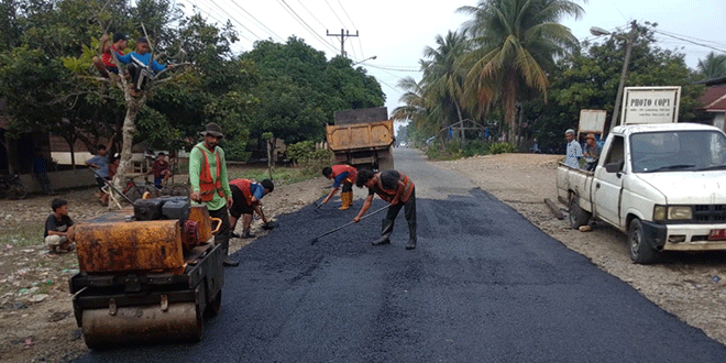Proses tambal sulam jalan provinsi rusak di Padanglawas oleh petugas dinas