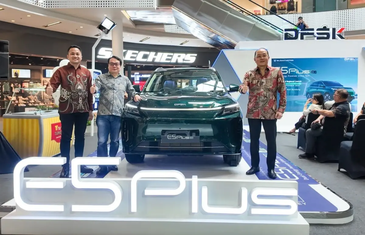 DFSK E5 Plus SUV PHEV di peluncuran regional Bandung dengan latar mall