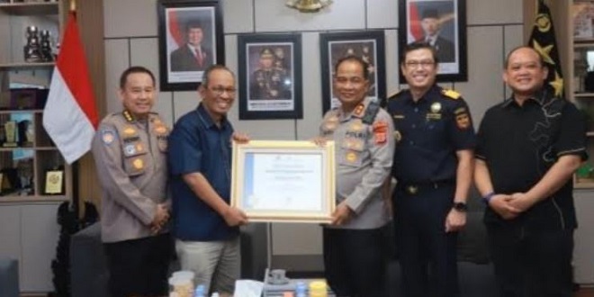 Kapolda Aceh menerima penghargaan peringkat III laporan keuangan UAPPA-W 2025