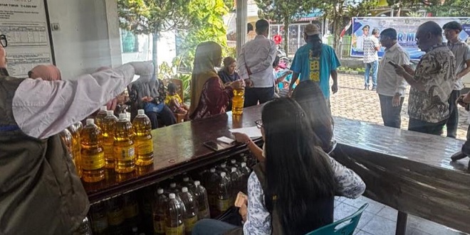 Warga mengantre membeli beras dan minyak goreng di pasar murah Siantar Timur